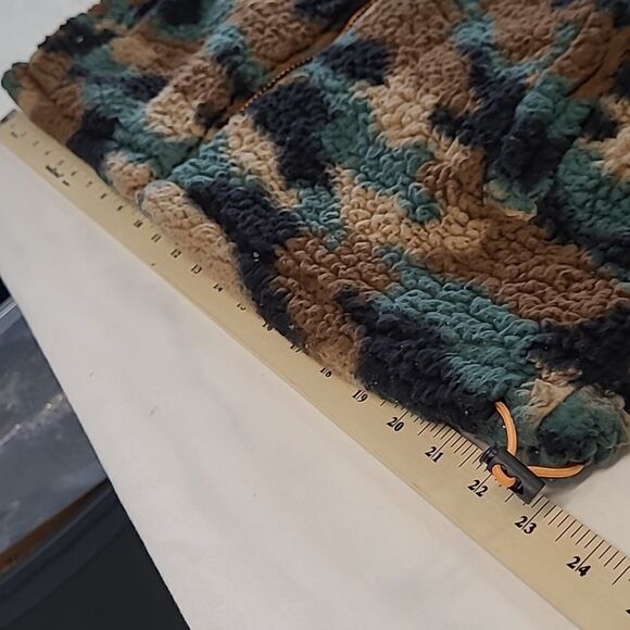 Divided sz M faux fleece camouflaged jacket - Picture 7 of 11